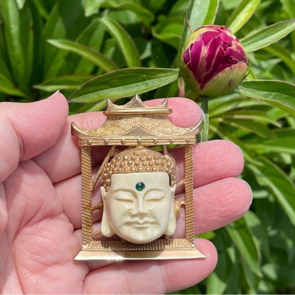 Vintage 1960s Selro Buddha Brooch Framed In Goldtone Pagoda - Picture 8 of 8